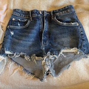 hi rise zara denim shorts. size 4! navy blue wash. lightly worn.